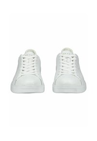 Weiße Leder-Sneaker mit einer glatten Textur, runder Zehenpartie, geschnürtem Vorderteil und minimalem Branding. Flache weiße Sohle und dezente Nähte.