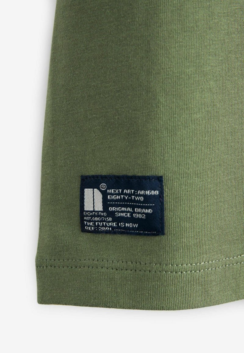 Kinder T-Shirts | Next SHORT SLEEVE T-Shirt print khaki green/grün - NQ92567 Kinder T-Shirts | Next SHORT SLEEVE T-Shirt print khaki green/grün - NQ92567