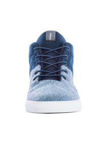 Niebieskie trampki z filcu z kontrastującymi ciemnoniebieskimi sznurówkami i akcentami, lekką białą podeszwą, okrągłym noskiem oraz teksturowanym wierzchem.