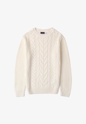 Pull torsadé de couleur crème avec manches longues et poignets, col et ourlet côtelés, posé à plat sur fond blanc.