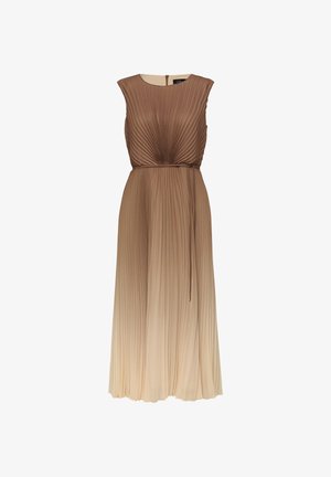 Sukienka midi bez rękawów, plisowana, z gradientem kolorów od brązowego do beżowego, z okrągłym dekoltem i cienkim paskiem w talii, prezentowana na białym tle.
