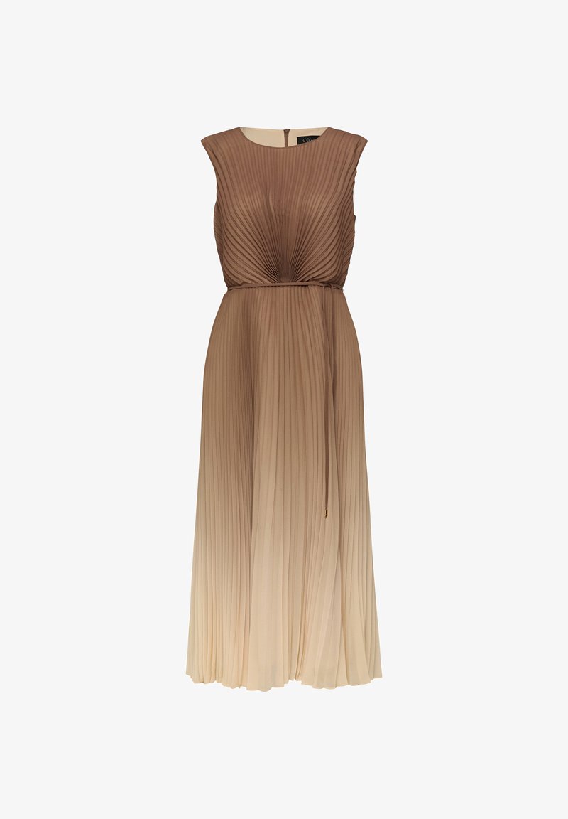 Sukienka midi bez rękawów, plisowana, z gradientem kolorów od brązowego do beżowego, z okrągłym dekoltem i cienkim paskiem w talii, prezentowana na białym tle.