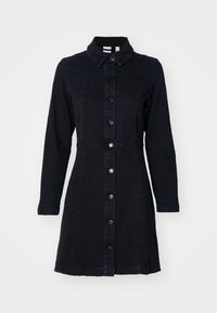 Μαύρο τζιν φόρεμα με γιακά, μακριά μανίκια και κουμ�πιά μπροστά. Διαθέτει στενή μέση και σχέδιο φούστας με φούσκωμα. Λείο υλικό.