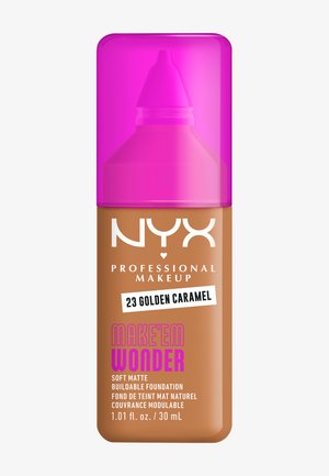NYX Professional Makeup Foundation in 23 Golden Caramel. Braune Flasche mit pinkem Verschluss. Text hebt "Soft Matte" und "Buildable Foundation" hervor.