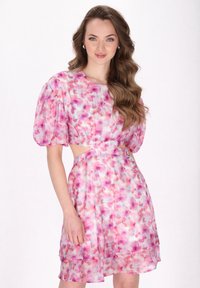 Bloemenprint jurk van lichtgewicht, doorschijnende stof in roze en wit. Puffmouwen, uitsnijdingen aan de zijkanten en gelaagd rok ontwerp.