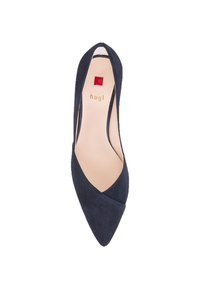 Sjöblå mocka högklackad sko med spetsig tå och utskurna sidor. Har en krämfärgad insida och en guldlogotyp på en röd fyrkantig accent.