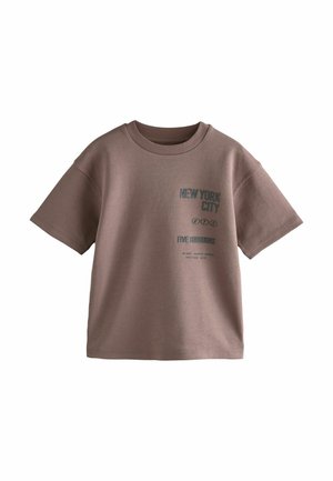 Brun kortærmet t-shirt med rund halsudskæring med teksten "NEW YORK CITY" og "FIVE BOROUGHS" trykt på frontens venstre side.