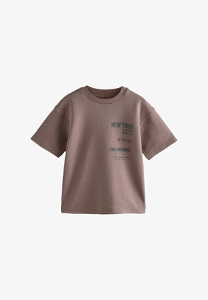 Next, REGULAR FIT - GRAPHIC HEAVYWEIGHT SHORT SLEEVE T-SHIRT - Tričko s potlačou - mink brown ny