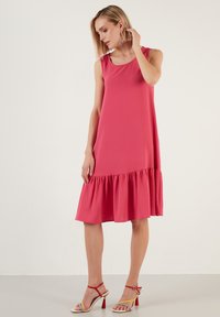 LELA REGULAR FIT  - Vardagsklänning - fuchsia