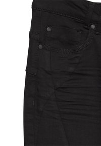 Jeans de tejido de mezclilla negro con cintura alta, bolsillos frontales y un estiramiento moderado, con costuras tonales y herrajes metálicos negros.