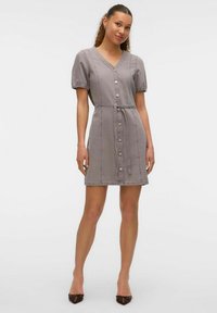 Robe en denim grise avec des manches bouffantes courtes, un décolleté en V, des boutons à l'avant et une ceinture nouée à la taille. Texture lisse avec des détails de surpiqûres contrastées.