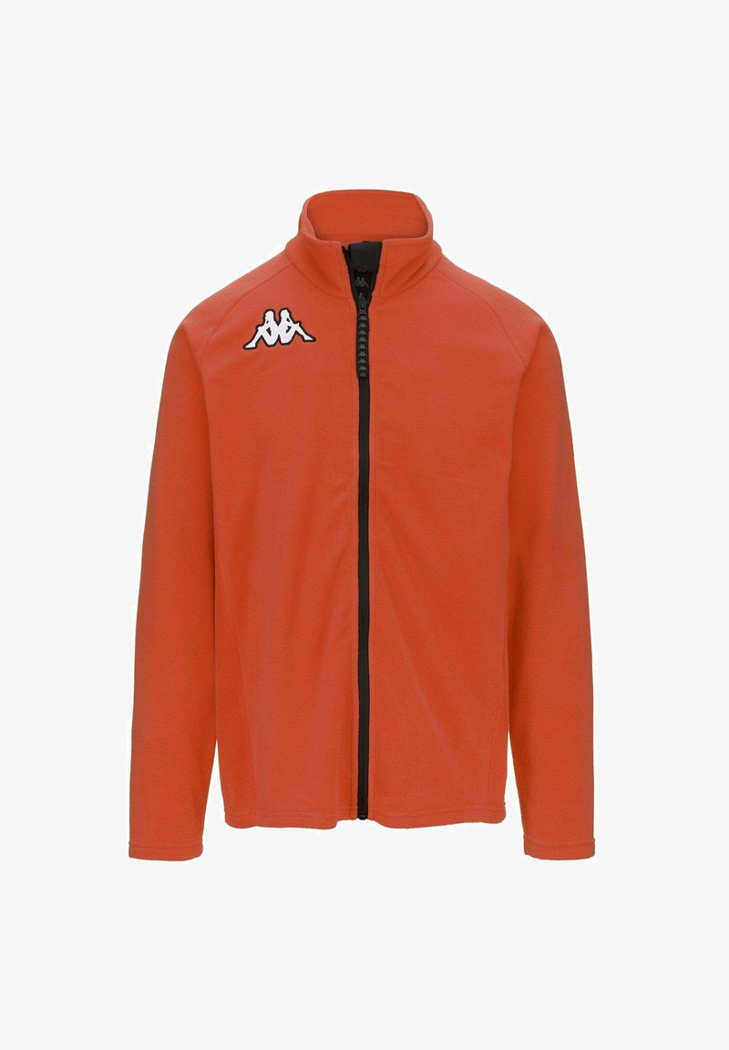 Giacca in pile arancione con colletto alto, zip nera e logo bianco sul petto sinistro. Maniche lunghe con una texture liscia.