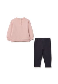 Sweat-shirt rose avec un col rond et des boutons au dos, associé à des leggings navy avec une taille élastique ; les deux en matériau coton doux.