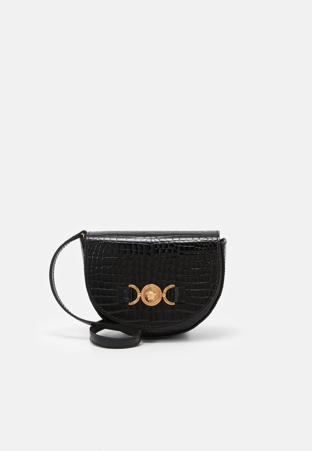BORSA MEDUSA TESS VERNICE - Borsa a tracolla - nero/oro