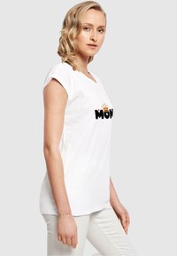 Weißes Baumwoll-T-Shirt mit kurzen Ärmeln, das ein buntes „MOM“-Grafikdesign mit einer Krone zeigt. Slim Fit, weicher Stoff.