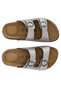 Sandales à glissière roses pailletées avec deux sangles ajustables ornées de boucles en forme de cœur, semelle contournée et semelle foncée.