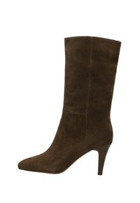 Bruin suède enkellaars voor dames, met een spitse neus en een slanke gestapelde hoge hak, gezien vanuit de zijaanzicht.