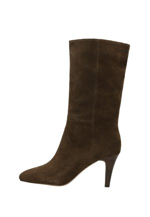 Botte pour femmes en suède marron, mi-mollet, avec un nez pointu et un talon slim empilé haut, vue de côté.