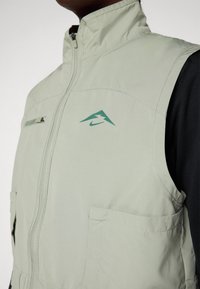 Nike Performance TRAIL REPEL VEST - Colete - jade horizon/bicoastal