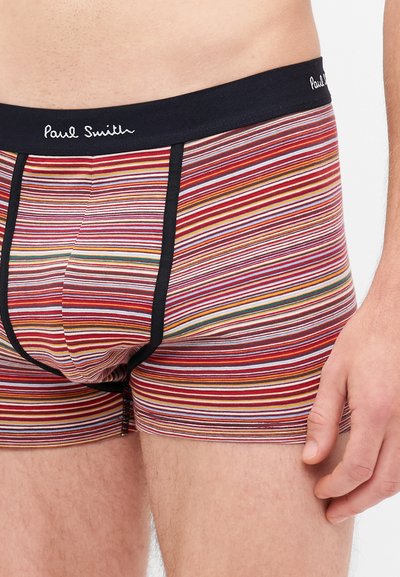 Boxer shorts pour hommes en mélange de coton, avec des rayures horizontales multicolores sur un fond rouge et une taille élastique bleu marine.