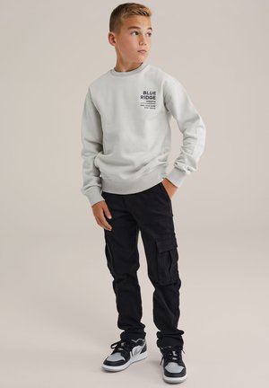 Felpa grigia con testo "BLUE RIDGE", pantaloni cargo neri e sneaker nere con dettagli grigi. Design semplice, materiale misto cotone.
