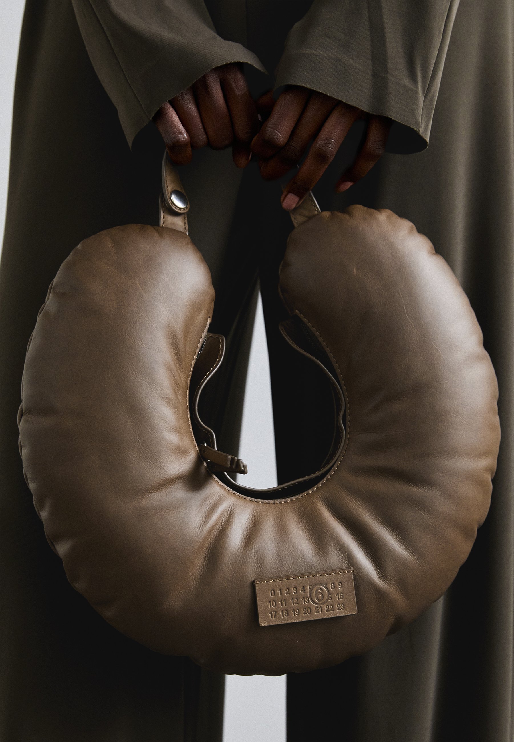 MM6 Maison Margiela TRAVEL PILLOW BAG UNISEX - Handbag - black