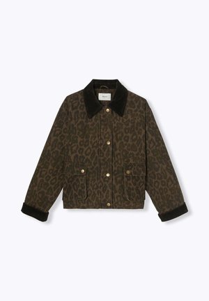 Veste en imprimé léopard dans des tons de vert foncé et noir, col en velours côtelé, boutons-pression dorés, deux poches avant, poignets côtelés et coupe ample.