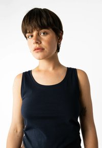 Marineblaues Tanktop aus weichem Stoff mit rundem Ausschnitt und ärmellosem Design. Verfügt über eine glatte Textur und nahtlose Verarbeitung.