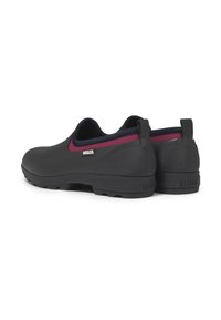 Chaussures noires imperméables à enfiler avec une finition texturée, un intérieur bordeaux contrastant, et une semelle en caoutchouc noire avec de petits motifs de traction.