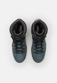 Stivali da trekking in suede blu con dettagli neri, supporto alto per la caviglia, lacci neri e fodera testurizzata. Presentano occhielli rinforzati e una soletta imbottita.