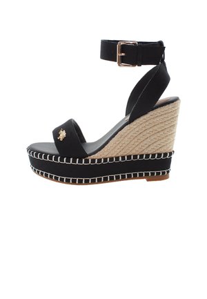 Czarne sandały na koturnie z płótna z paskiem na kostkę, obcas owinięty jutą, białe detale szwów oraz złoty akcent logo na cholewce.