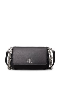 Borsa a tracolla nera in pelle texturizzata, con patta, logo argentato e tracolla a catena. Design compatto con linee eleganti.