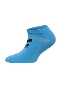 Blå ankelsocka i mjukt tyg med ribbad mudd. Den har ett svart randmönster längs sidan. Slät yta genom hela sockan.