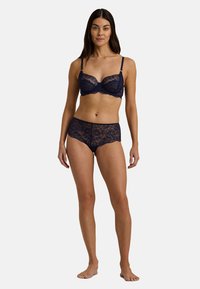 Färggatt marinblå spetsunderkläder med en vadderad behå med justerbara band och matchande högmidjade trosor, båda med scallopade kanter.