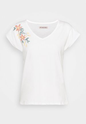 Wit T-shirt met korte mouwen en V-hals met bloemenborduurwerk op de linkerschouder in oranje, geel en groen kleuren.