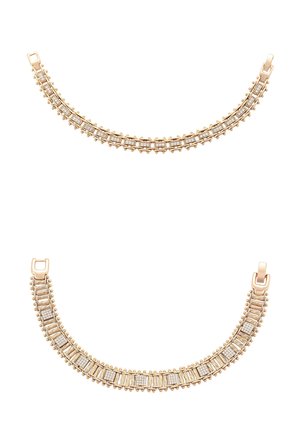 Dos pulseras de oro con patrones de diamantes rectangulares y cuadrados, que presentan delicados detalles de cuentas a lo largo de los bordes.