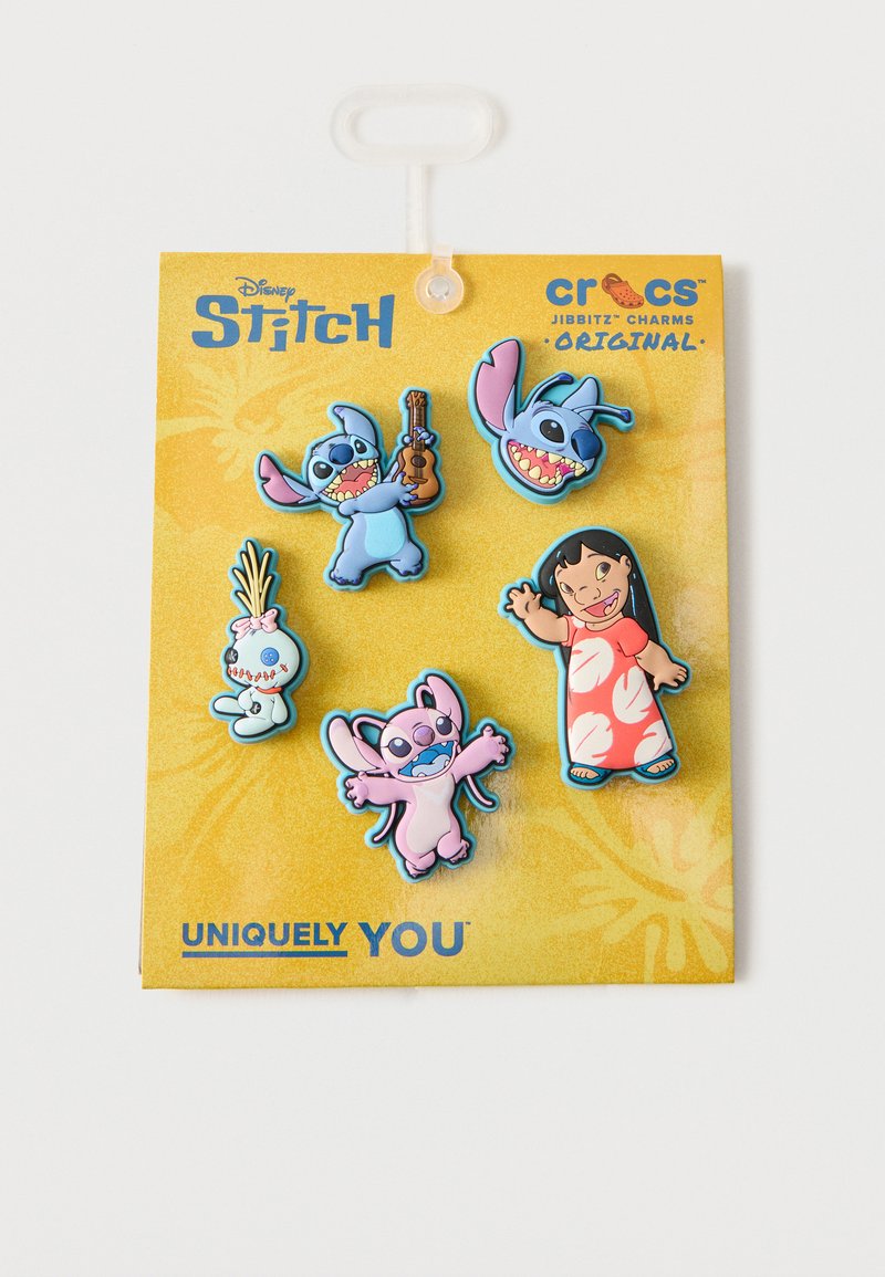 Πέντε Disney Lilo & Stitch Crocs Jibbitz charms με τον Stitch με ένα ουκουλέλε, το πρόσωπο του Stitch, η Lilo που χαιρετά, ο Stitch που χορεύει και μια κούκλα βουντού.