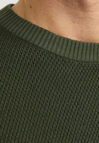 Tmavo zelený textúrovaný sveter s rebrovaným výstrihom, s tkaným vzorom a jemnými škvrnami, ktorý vyžaruje ležérny vzhľad.