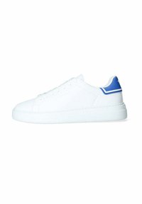 Sneakers bianchi con tomaia in similpelle liscia, suola piatta in gomma e dettagli blu sul tallone, caratterizzati da un semplice design con lacci.