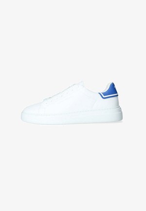 Sneakers bianchi con tomaia in similpelle liscia, suola piatta in gomma e dettagli blu sul tallone, caratterizzati da un semplice design con lacci.