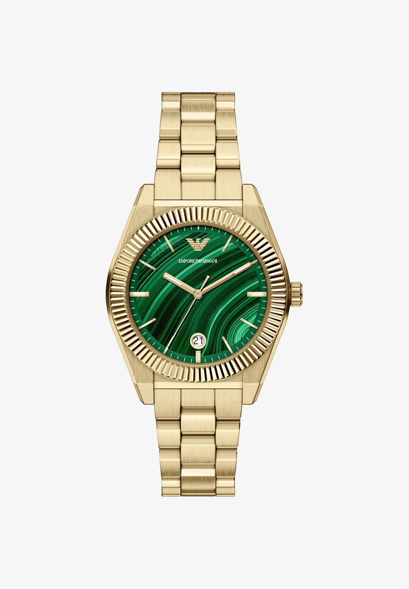 Orologio da polso tono oro con cassa circolare e quadrante in malachite verde. Presenta una finestra per la data e un bracciale metallico testurizzato.
