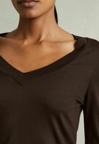 Reiss REGULAR FIT - BRADY V-NECK - Pikkade varrukatega topp - chocolate