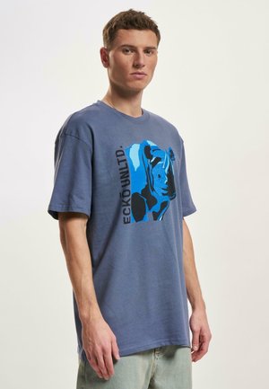 Grå-blå bomull t-skjorte med grafisk trykk i svart og blått. Korte ermer, rund hals og avslappet passform.