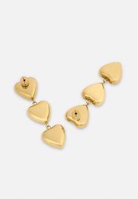 Orecchini a forma di cuore color oro con un design a catena composto da sei cuori lucidi e chiusure a perno per un indosso sicuro.