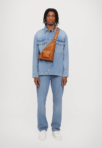 MCM AREN SLING UNISEX - Pojasna torbica - cognac