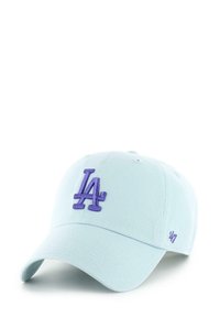 Hellblaues Baumwoll-Baseballcap mit einem gestickten lila "LA"-Logo auf der Vorderseite und einem kleinen lila Akzent an der Seite.