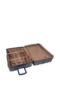 Maleta rígida en azul marino con interior beige. Las características incluyen compartimentos con cremallera, correas ajustables y un mango retráctil.