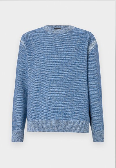 Μπλε πλεκτό πουλόβερ με υφασμάτινο μοτίβο, στρογγυλή λαιμόκοψη και ελαστικά μανίκια και στρίφωμα. Το ύφασμα φαίνεται μαλακό με μέτρια παχύτερη υφή.