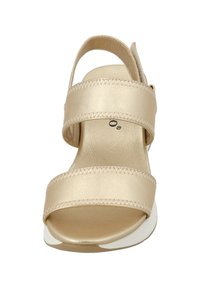 Goldene Leder-Sandale mit zwei breiten Riemen, offener Zehenpartie und weißer Gummisohle. Verfügt über eine Steppnaht und einen verstellbaren Fersenriemen.