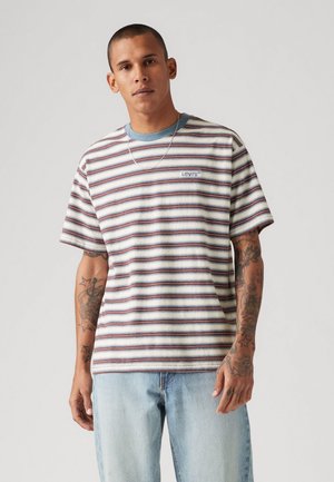 Stripet casual t-shirt med rund hals, med blå, røde og hvide striber. Blødt stof, korte ærmer og et lille logo på fronten.